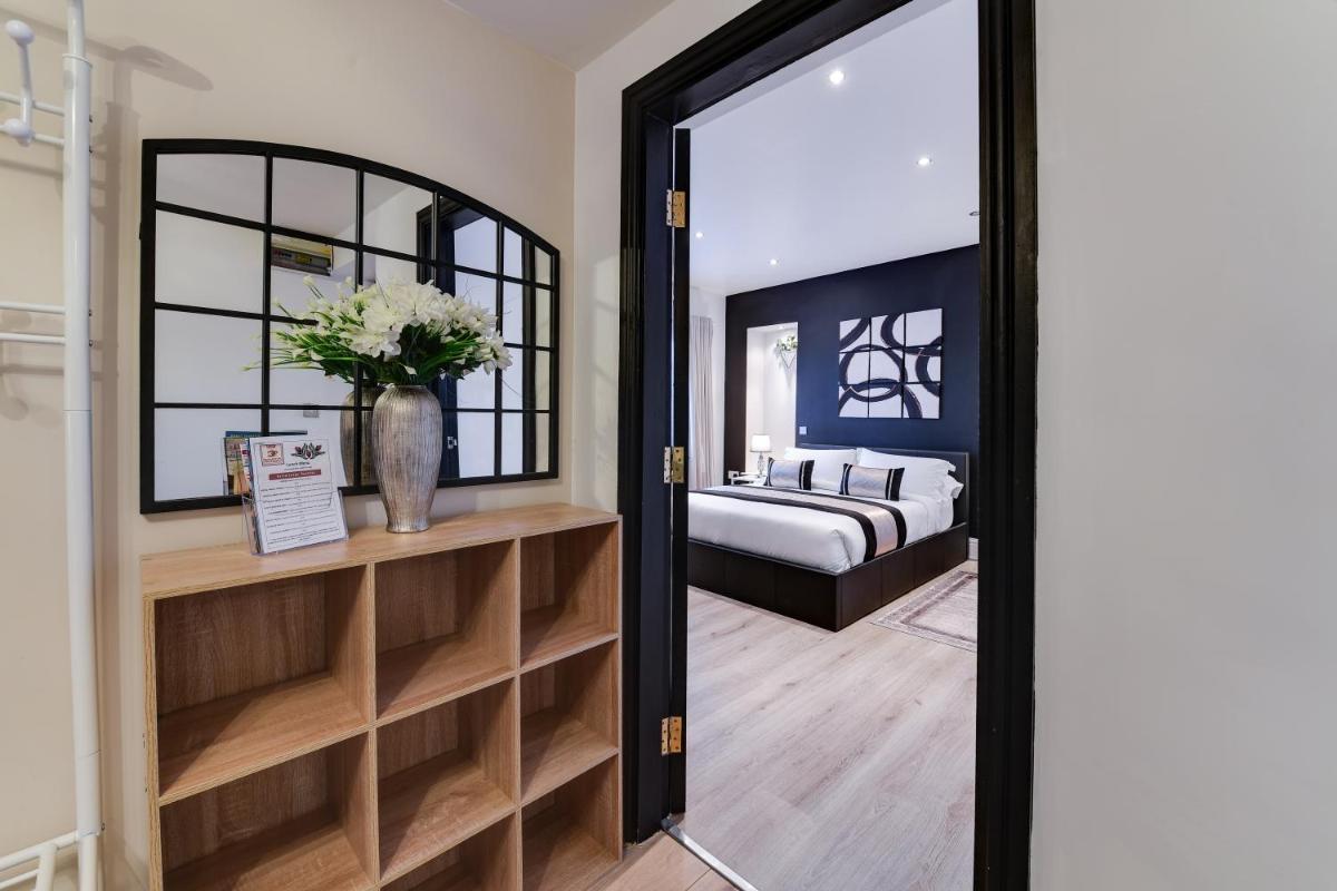 Wigan Central I 1 & 2 Bed Executive Apartments I Family Rooms I Private Balcony I Free Parking - Housity