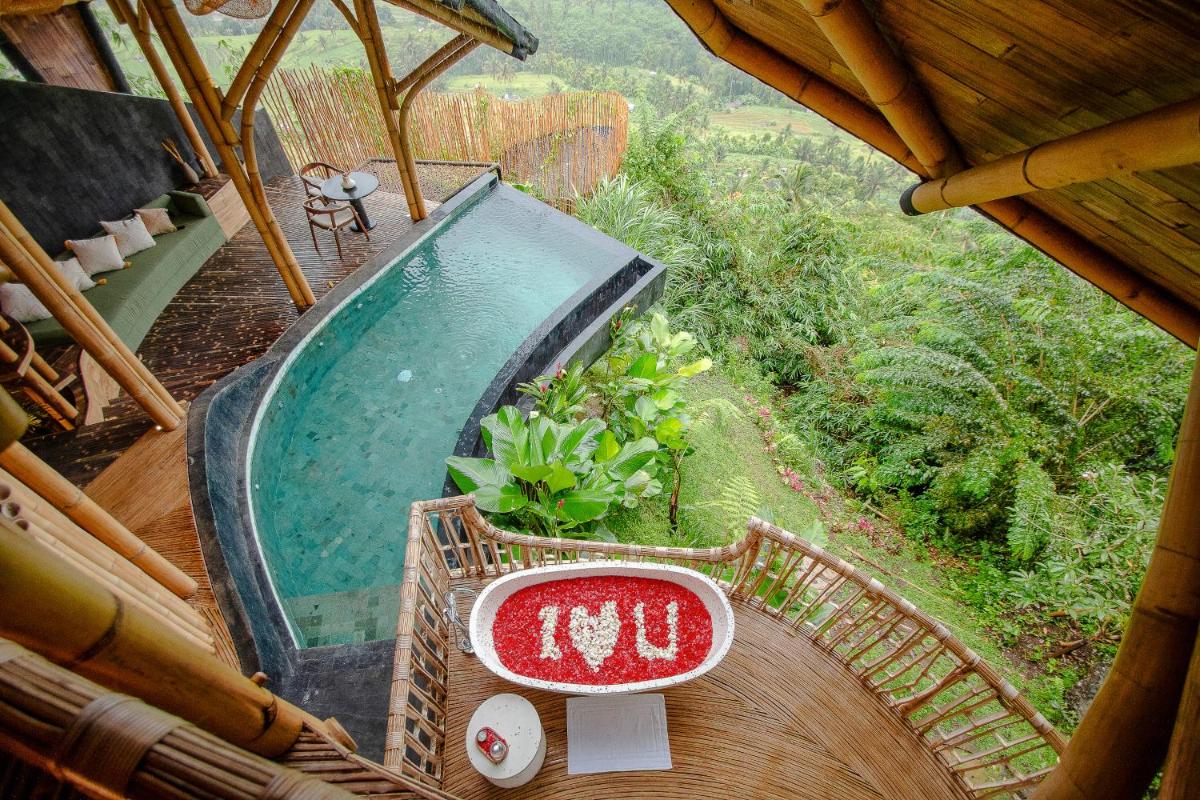 Dreamy Cliffside Bamboo Villa with Pool and View - Housity
