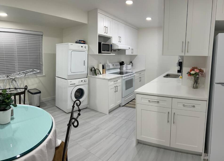 Upstairs newly renovated 2bed suite near skytrain - Housity