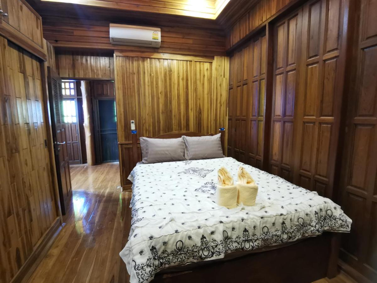 Thai traditional wooden house - Housity