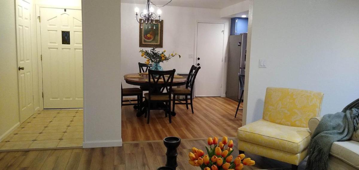 House with New Addition King Size Bed, close to Downtown, St Helena, Kenwood - Housity