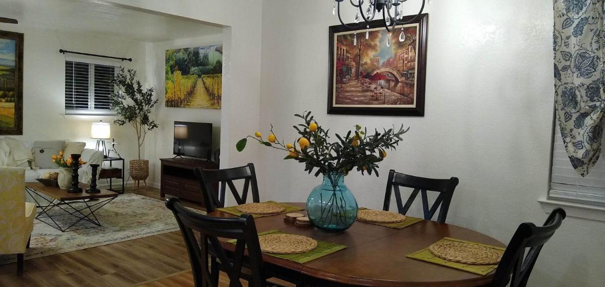 House with New Addition King Size Bed, close to Downtown, St Helena, Kenwood - Housity