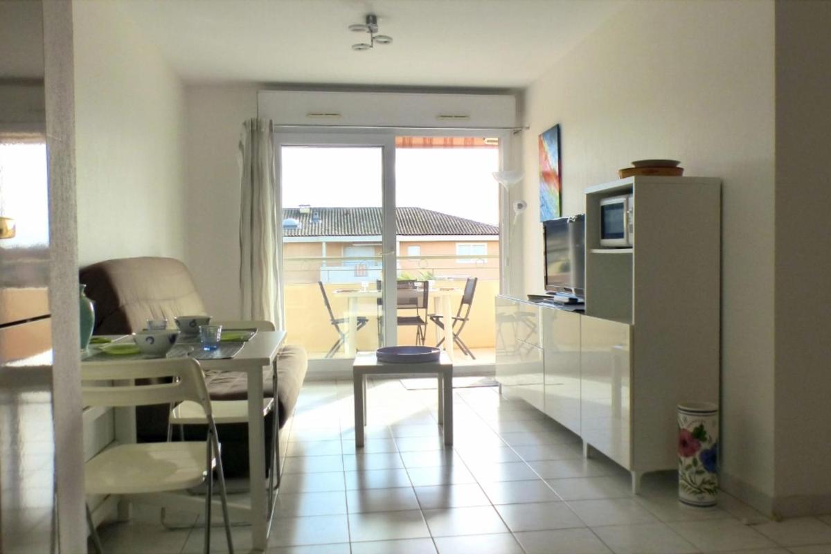 34m south facing with terrace and open view - Housity