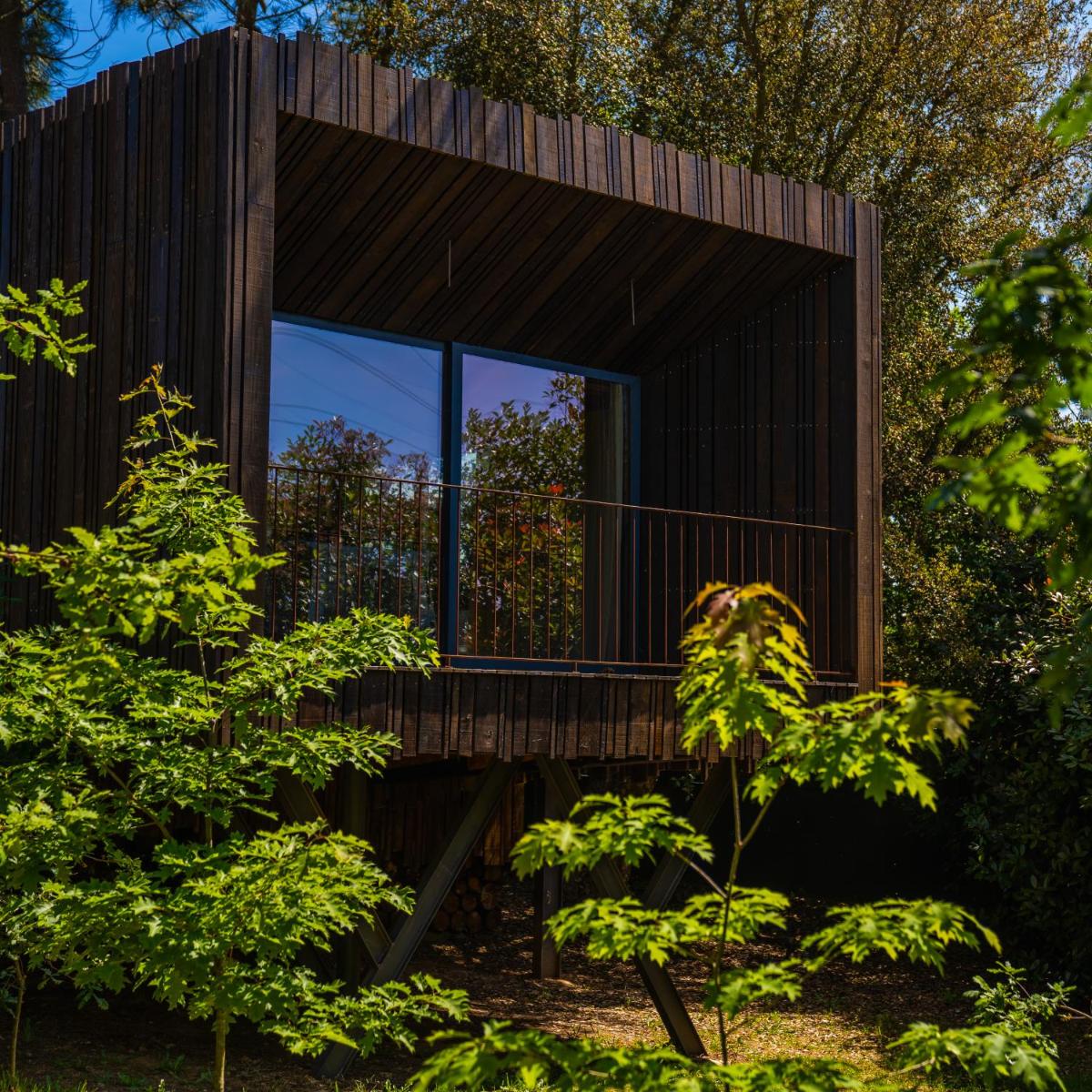Um jardim no exterior de Quinta do Pedregal Hotel & Spa