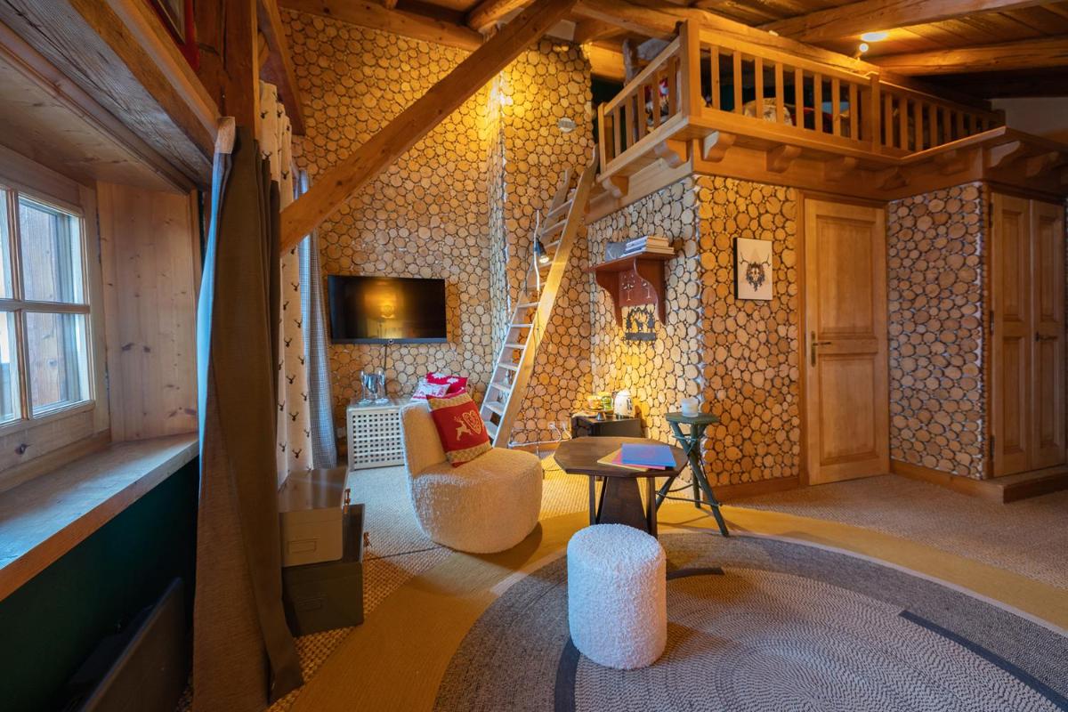 Télévision ou salle de divertissement dans l'établissement Magic Megève Bois