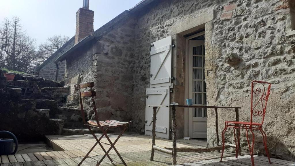Magnifique Moulin au bord d'une riviere, calme absolu, piano - Housity