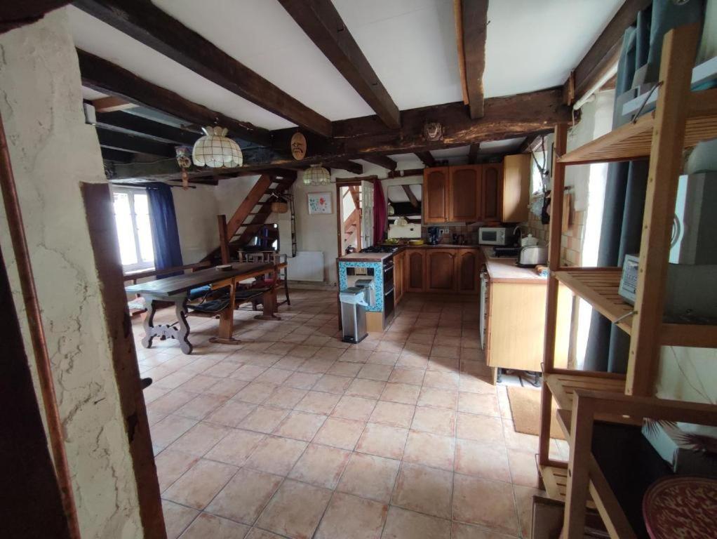 Magnifique Moulin au bord d'une riviere, calme absolu, piano - Housity
