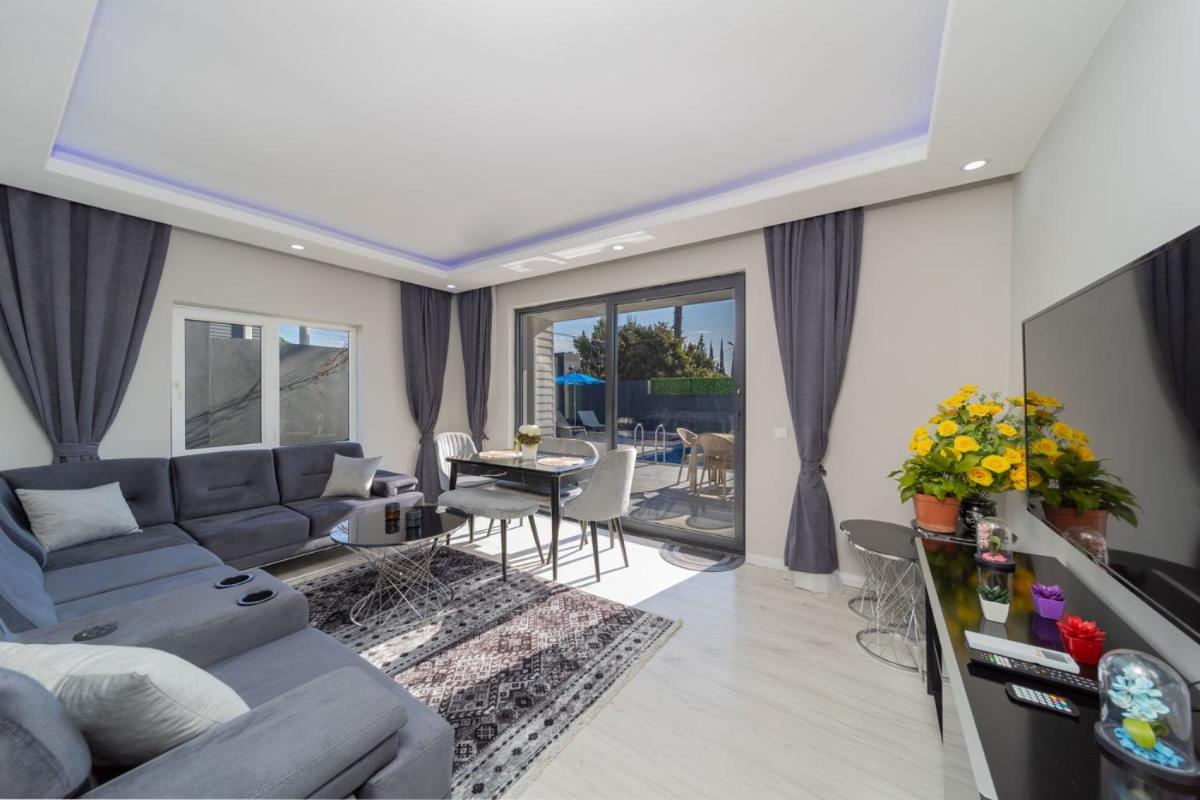 Villa with Pool and Backyard in Kepez - Housity