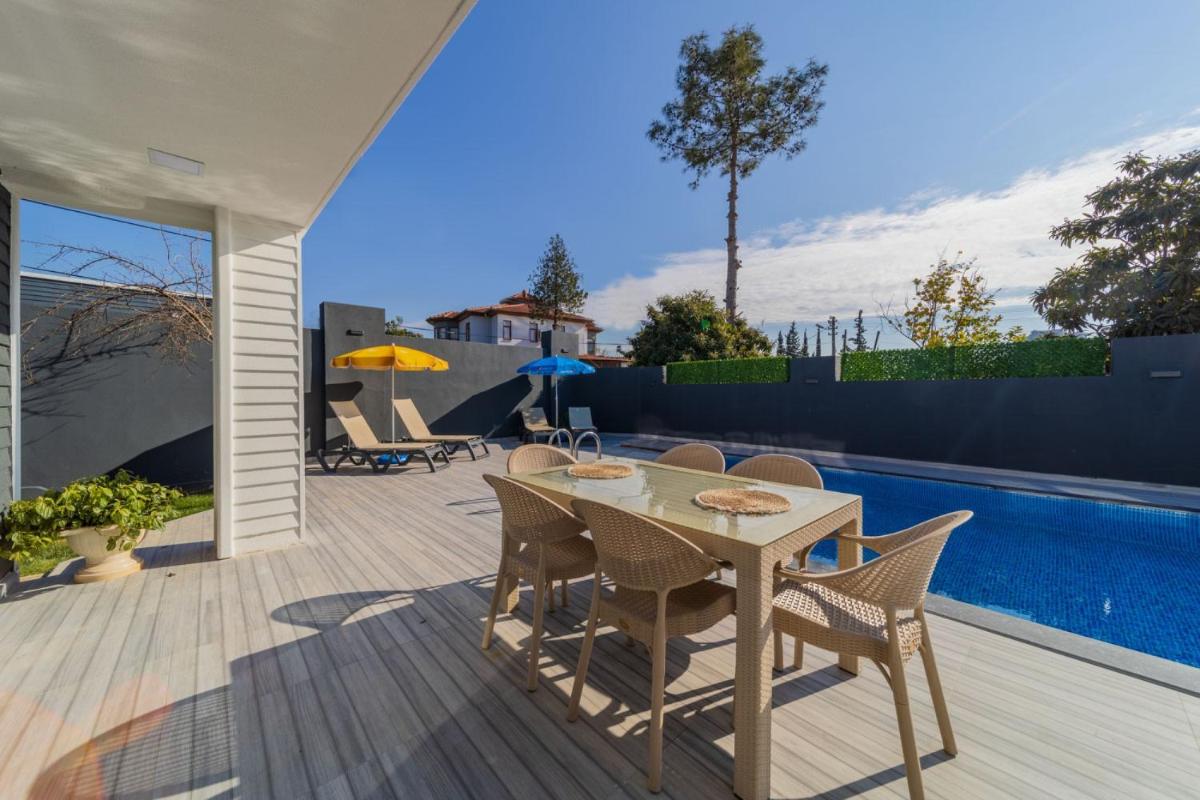 Villa with Pool and Backyard in Kepez - Housity