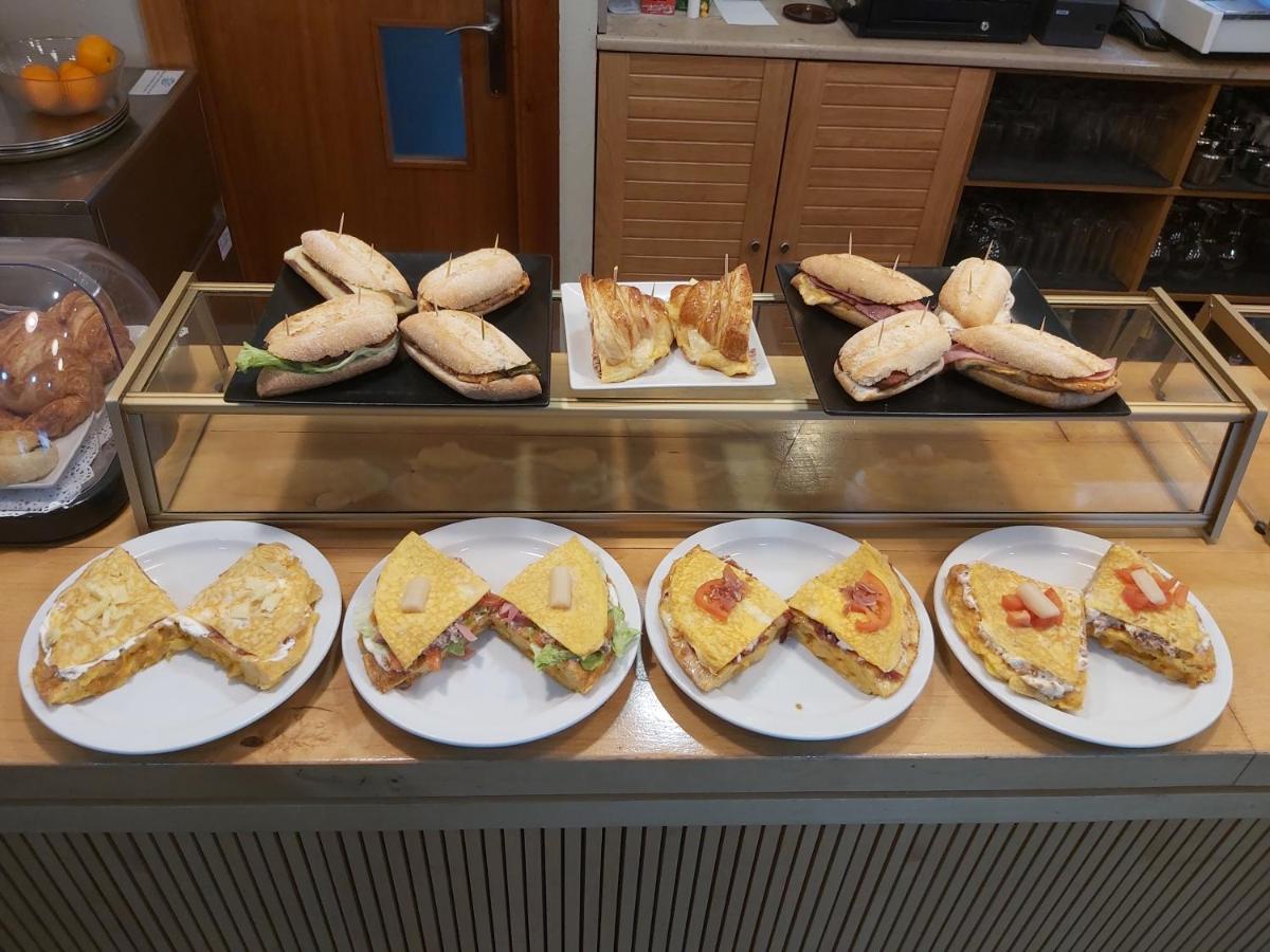 Comida en o cerca de este hotel