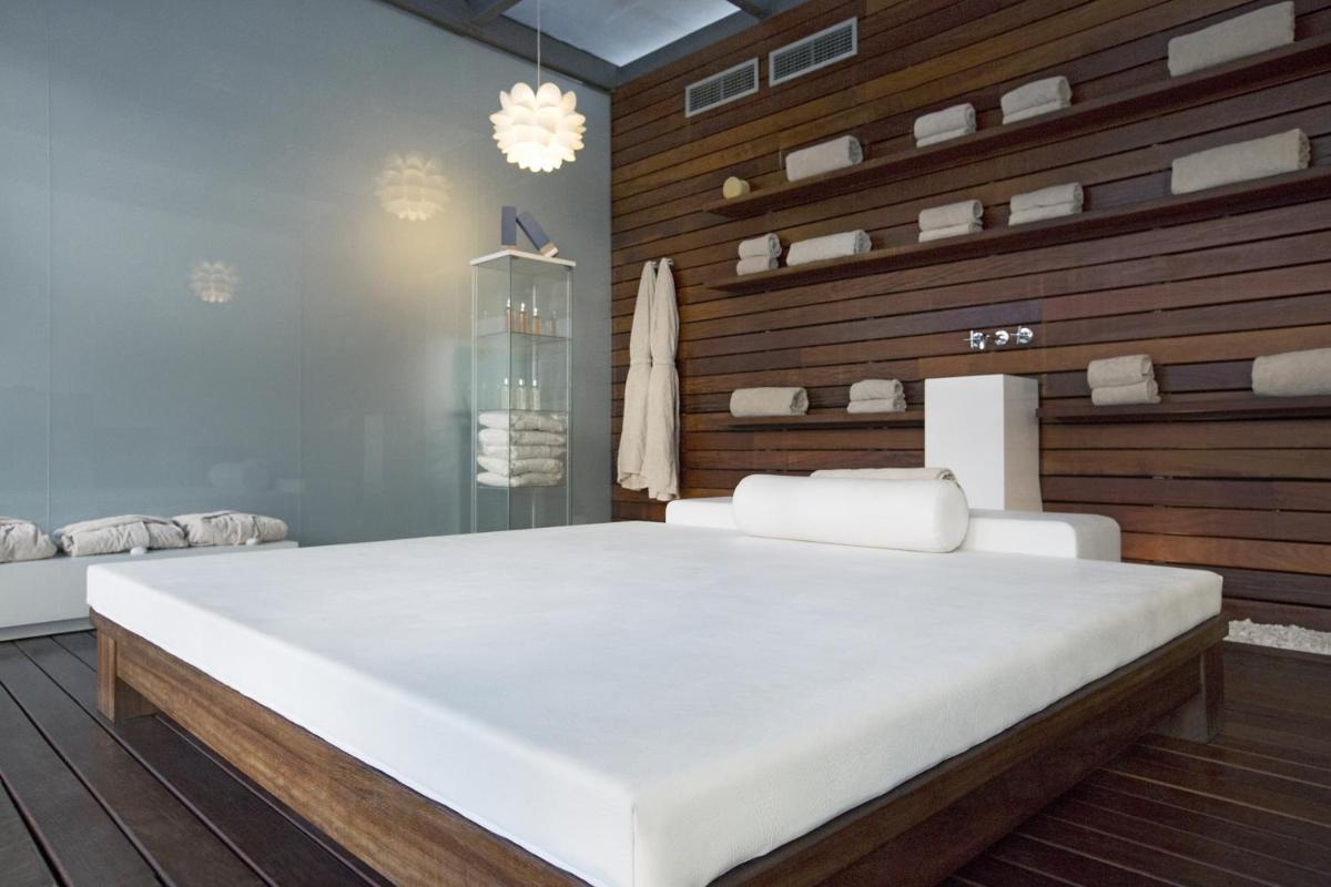 Cama o camas de una habitación en Hospes Palau de La Mar, Valencia, a Member of Design Hotels