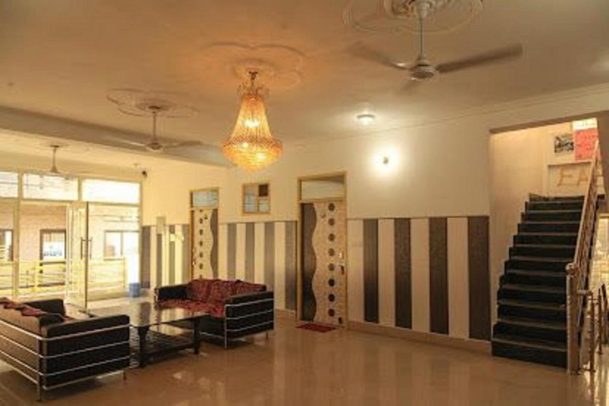 Suitetrails - Hotel Durga Palace by WB Inn