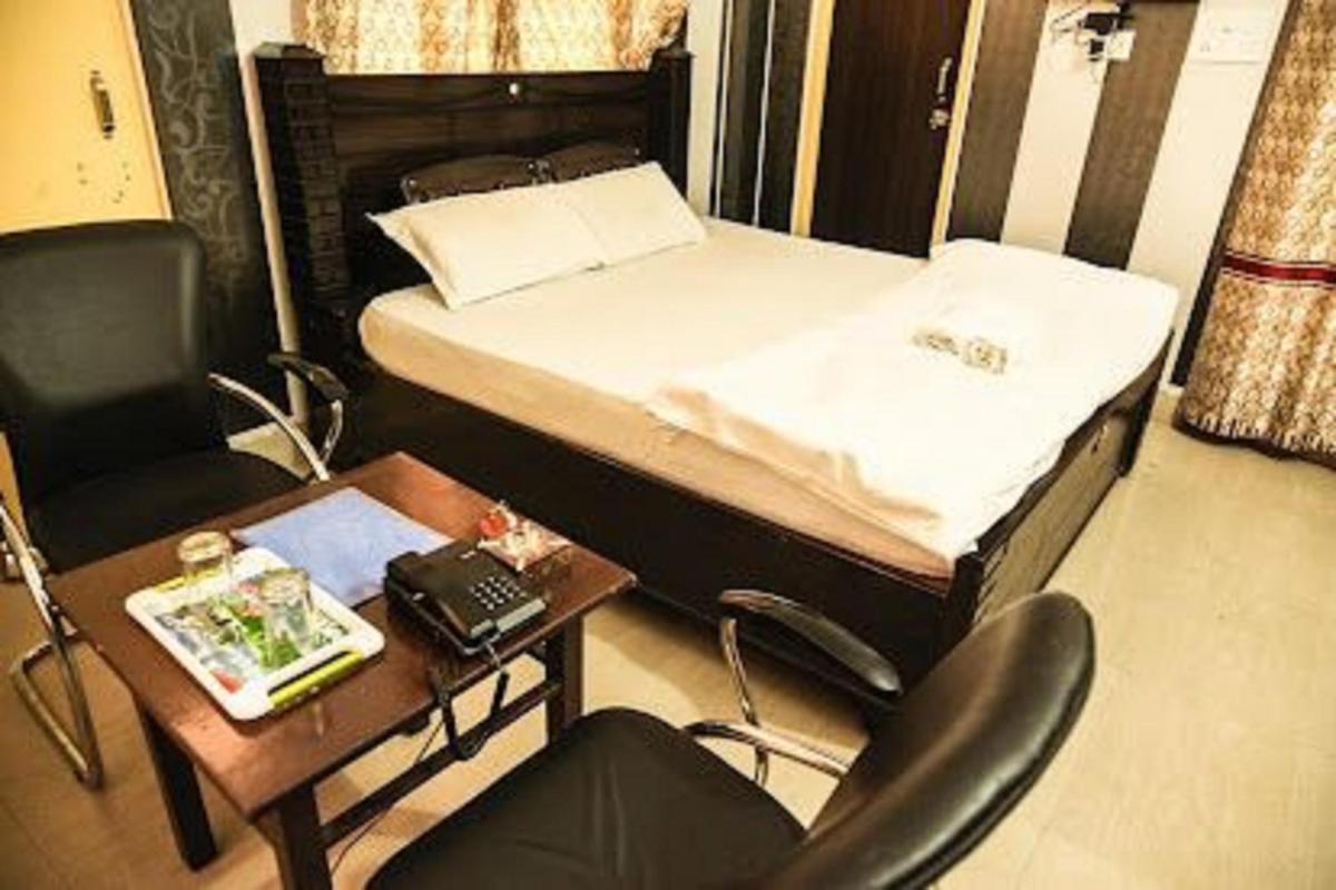 Suitetrails - Hotel Durga Palace by WB Inn
