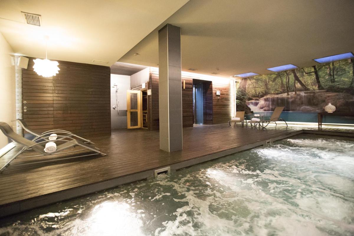 una piscina en una casa en Hospes Palau de La Mar, Valencia, a Member of Design Hotels, en Valencia