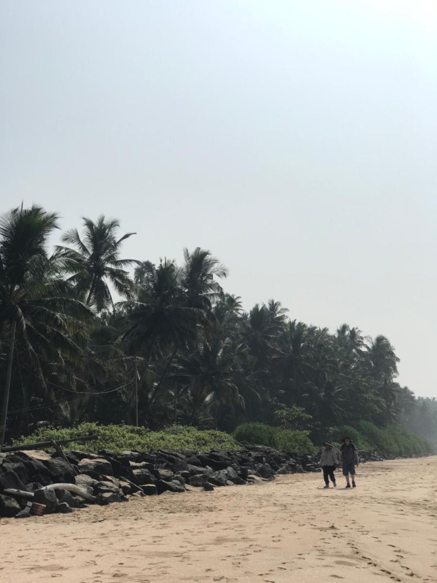 Kizhunna rock beach house - Housity