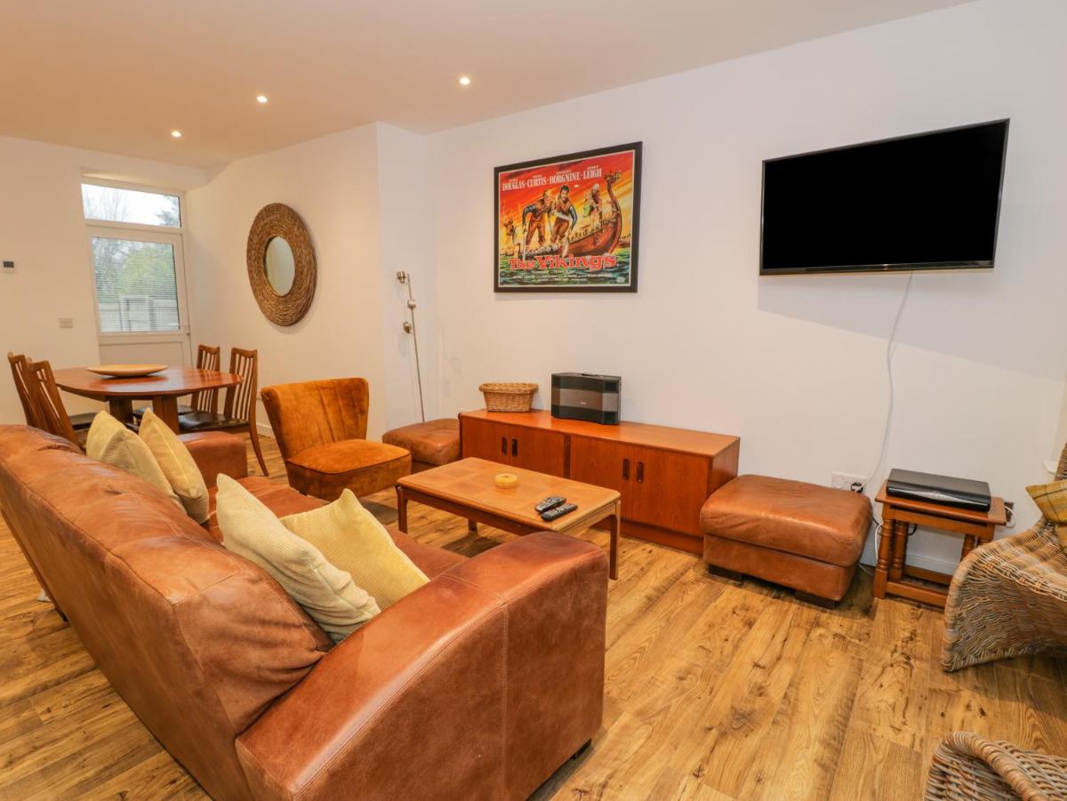 Bronwen House - Housity