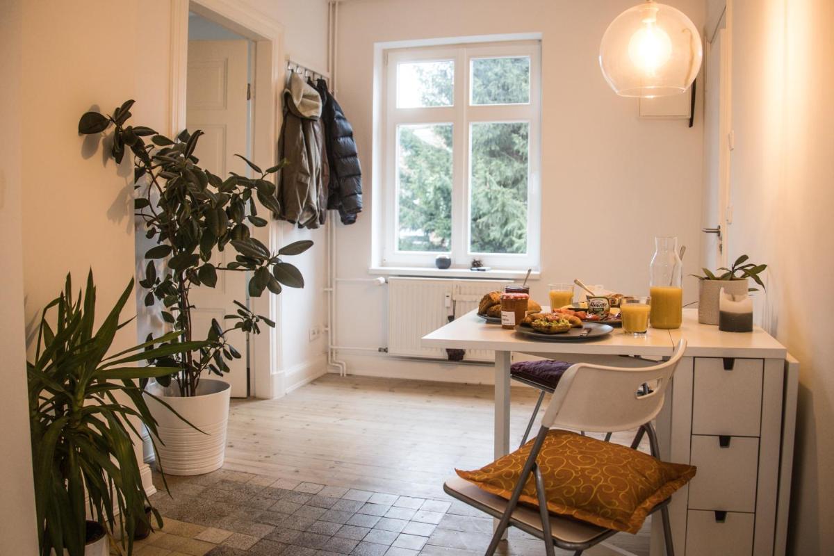 Doppelbett in heller Wohnung - Housity