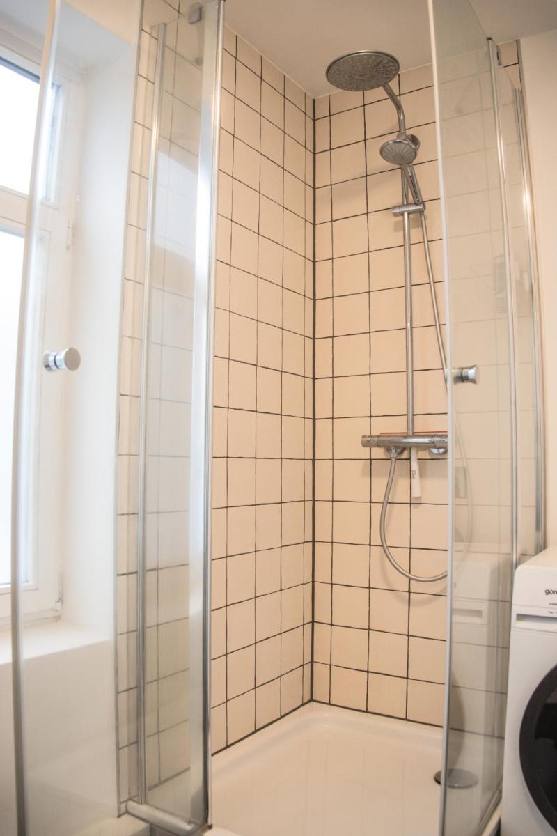 Doppelbett in heller Wohnung - Housity
