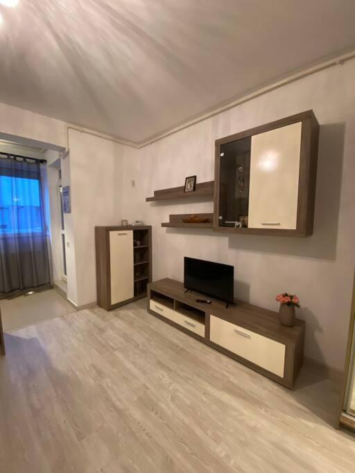 Tom House - Housity