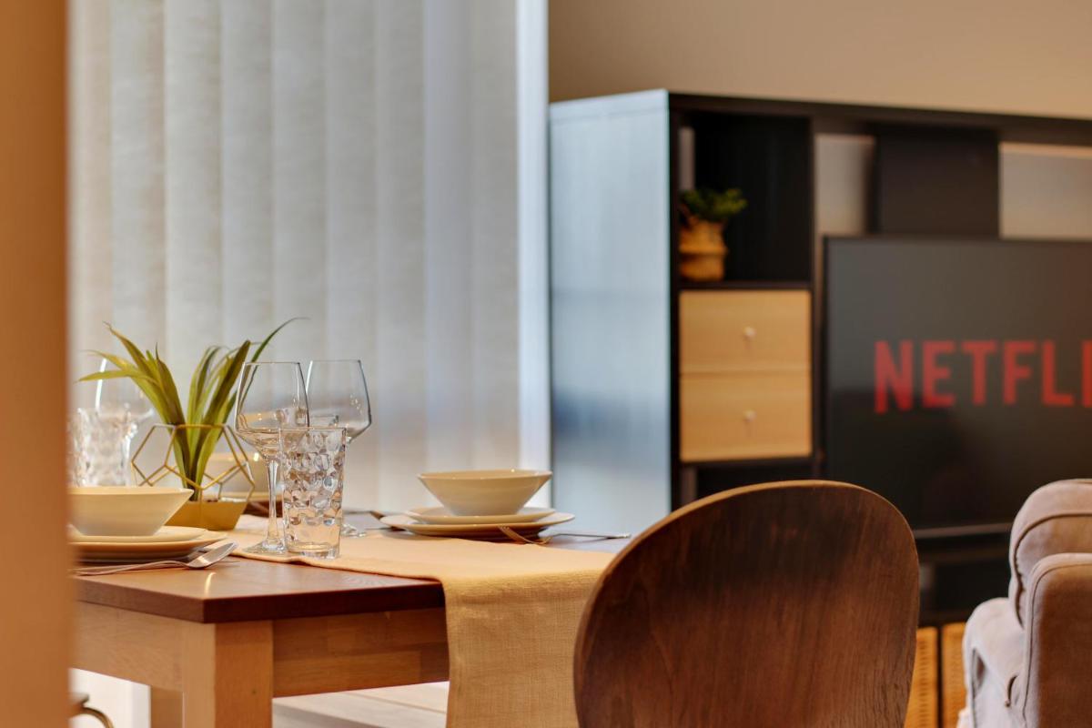 Heart of the City - Fantastic, Spacious 2 Bed Apartment, Netflix, Stunning Views, Sheffield City Centre - Housity