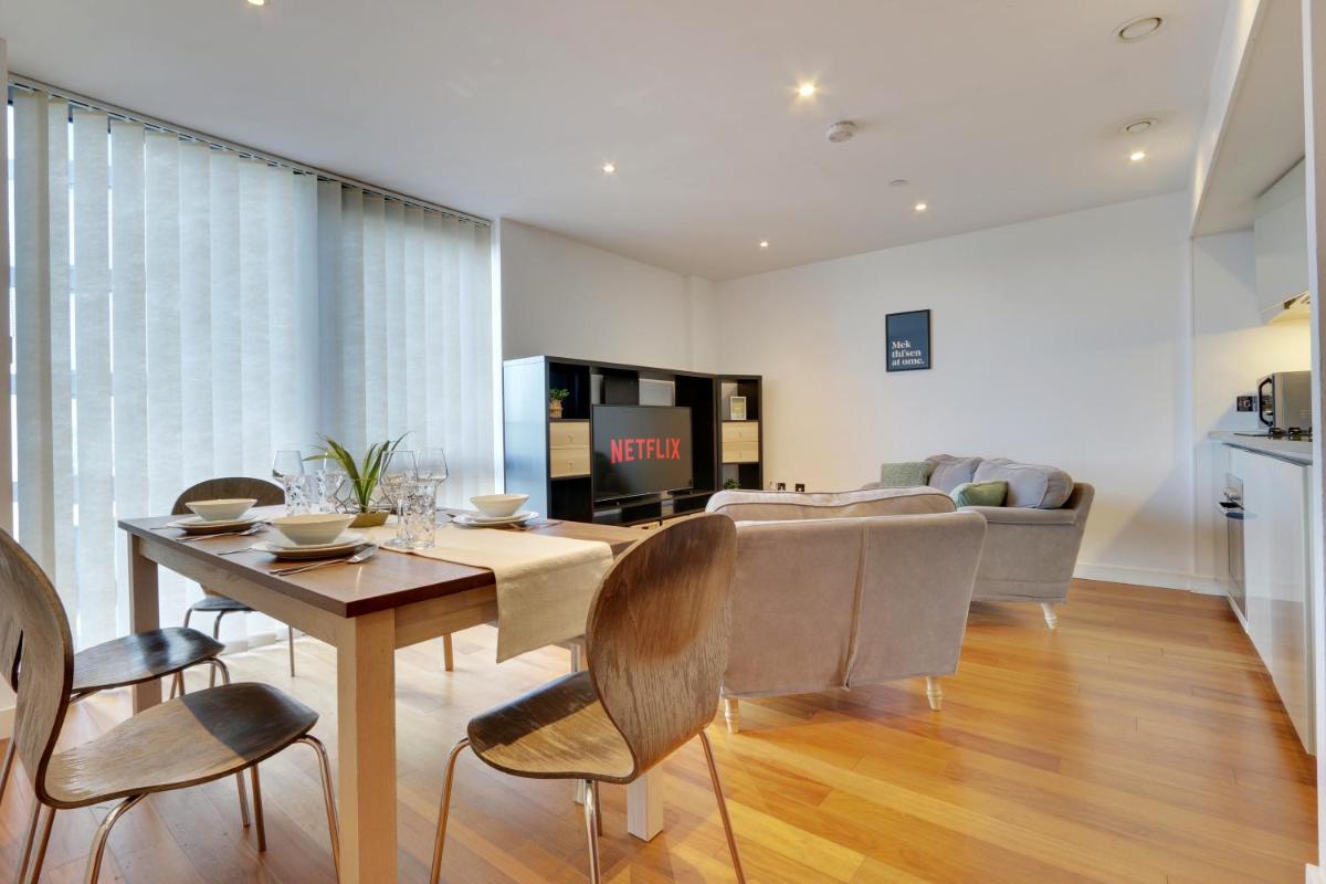 Heart of the City - Fantastic, Spacious 2 Bed Apartment, Netflix, Stunning Views, Sheffield City Centre - Housity