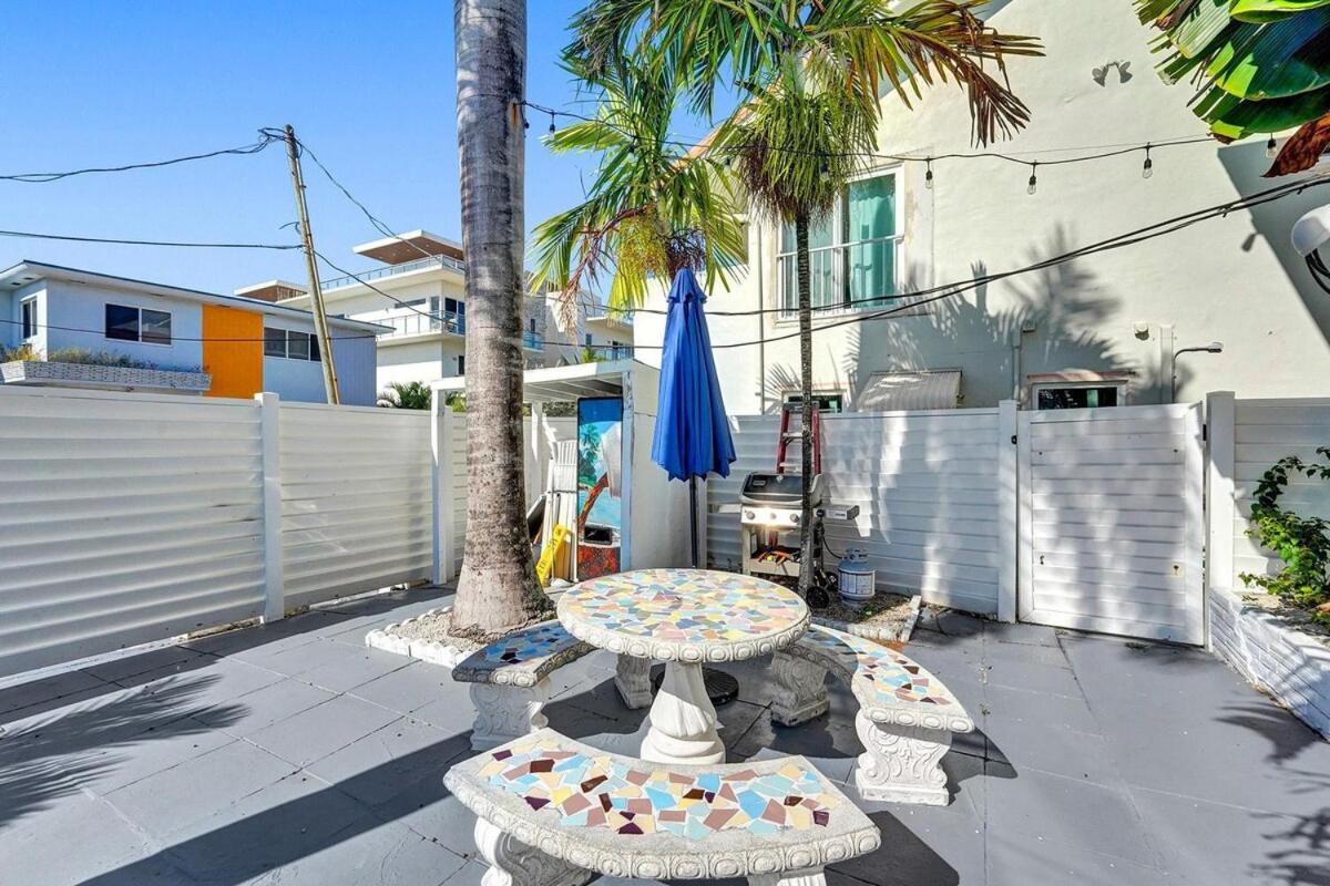 Waves On Desoto 1- Bedroom Rental Unit With Pool - Housity