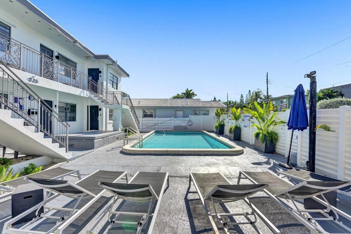 Waves On Desoto 1- Bedroom Rental Unit With Pool - Housity