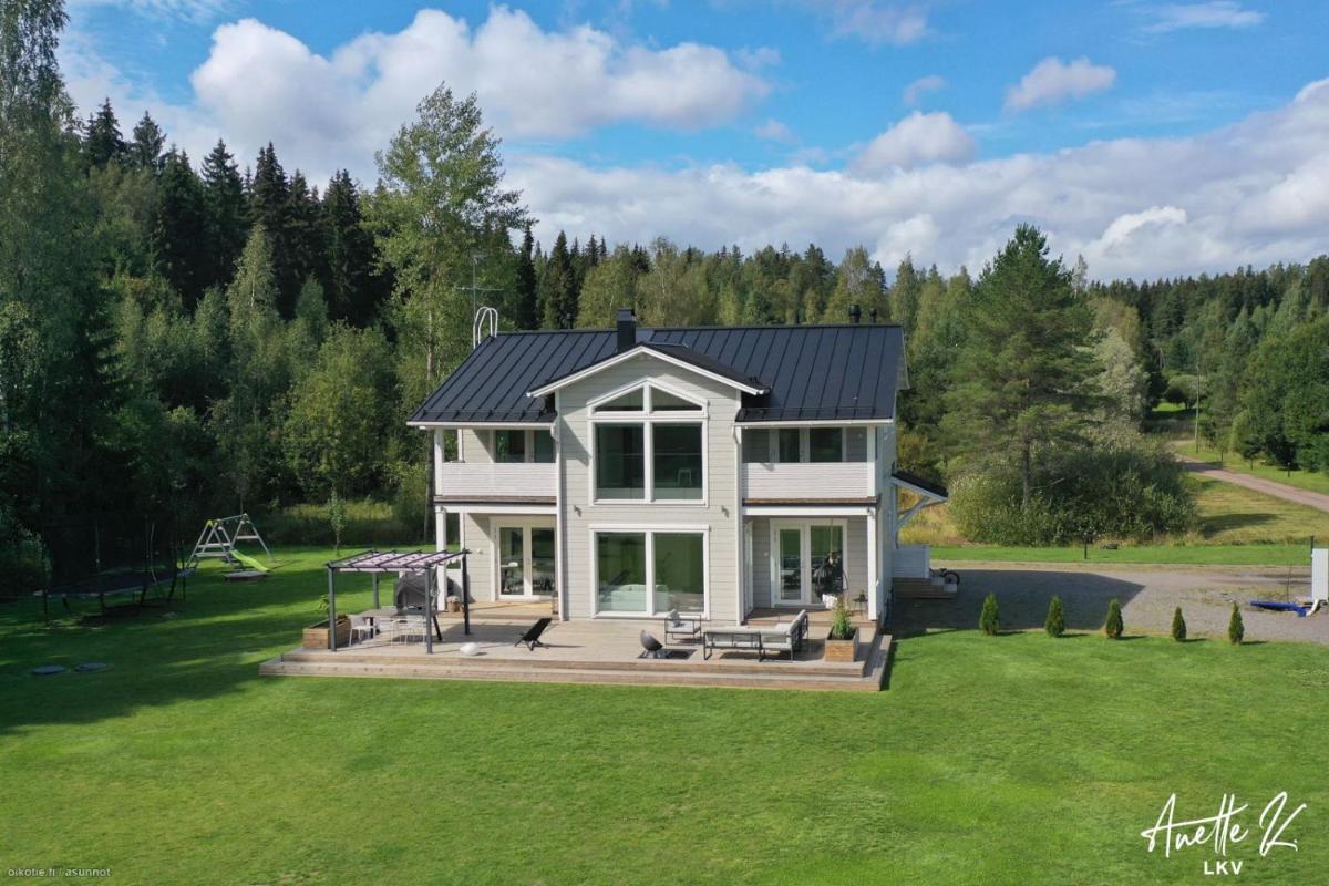 Modern loghouse surrounded by nature - Housity