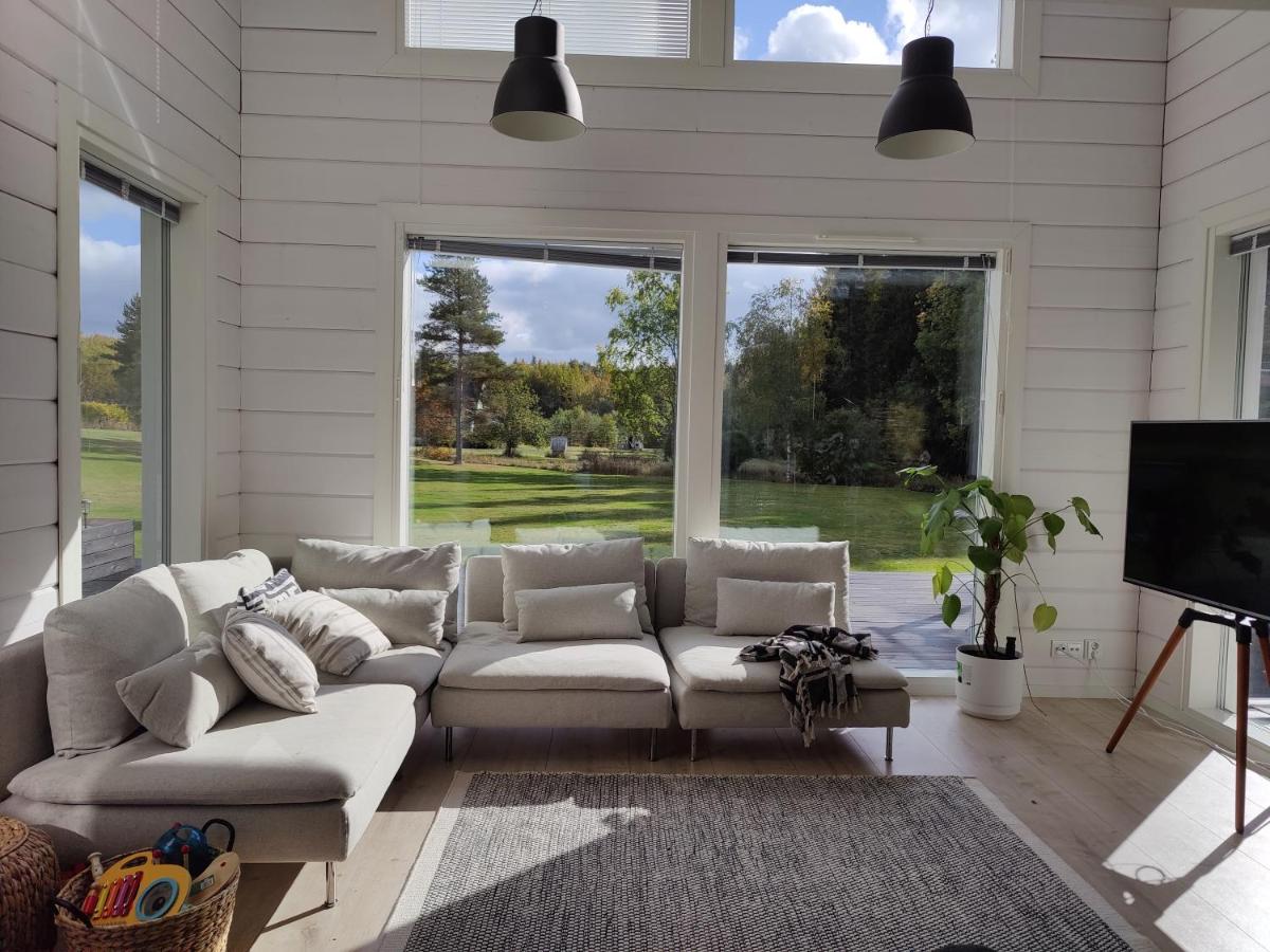 Modern loghouse surrounded by nature - Housity