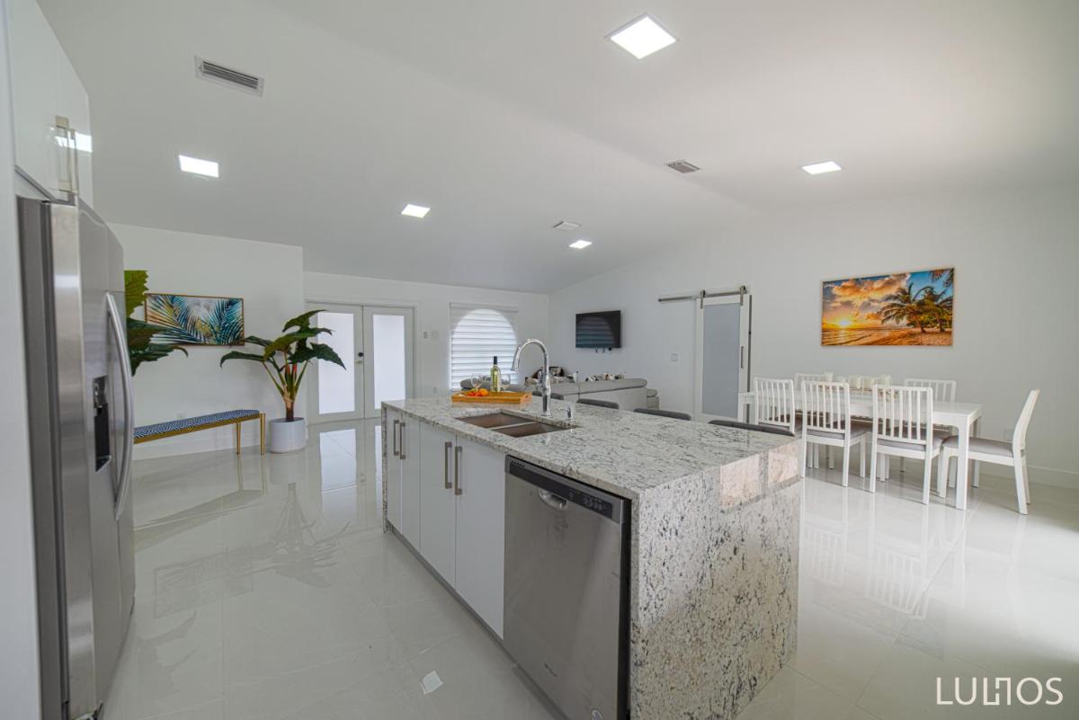 Suitetrails - NO Unbelievable Pool, Games, and BBQ Experience in Miami