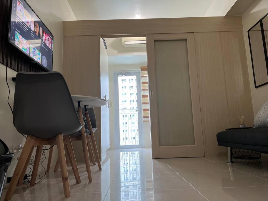 JAZZ Residences - 1 Bedroom with Balcony - Cable, Wifi & Netflix - Housity