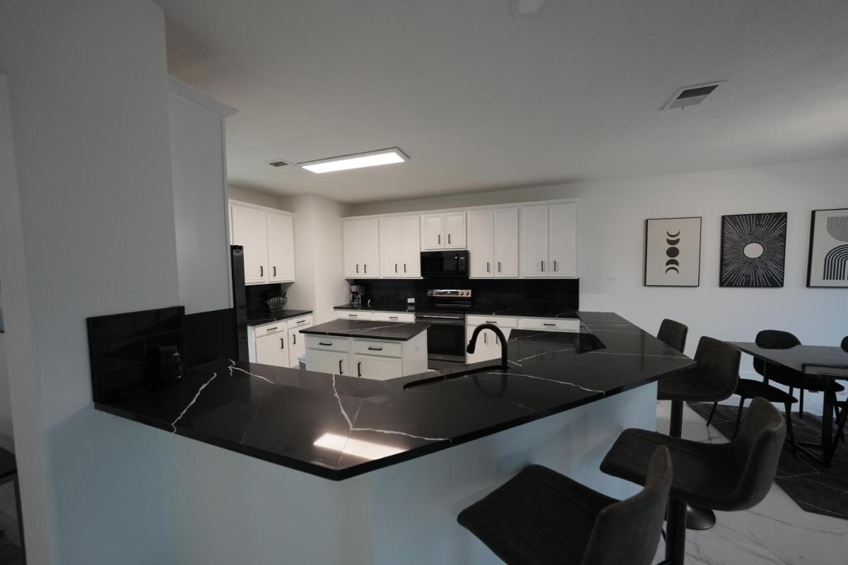 Suitetrails - Lakefront with Hot Tub - Fully Modern 4BR House