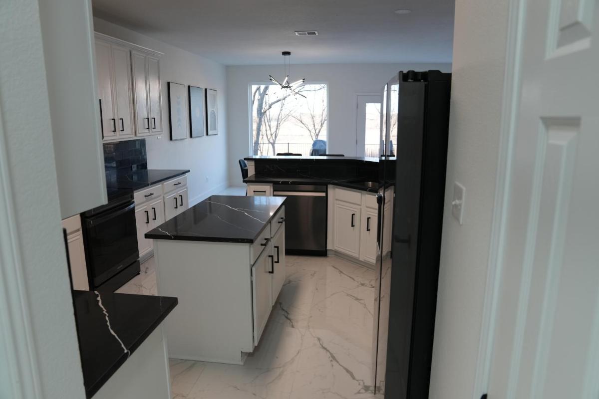 Suitetrails - Lakefront with Hot Tub - Fully Modern 4BR House