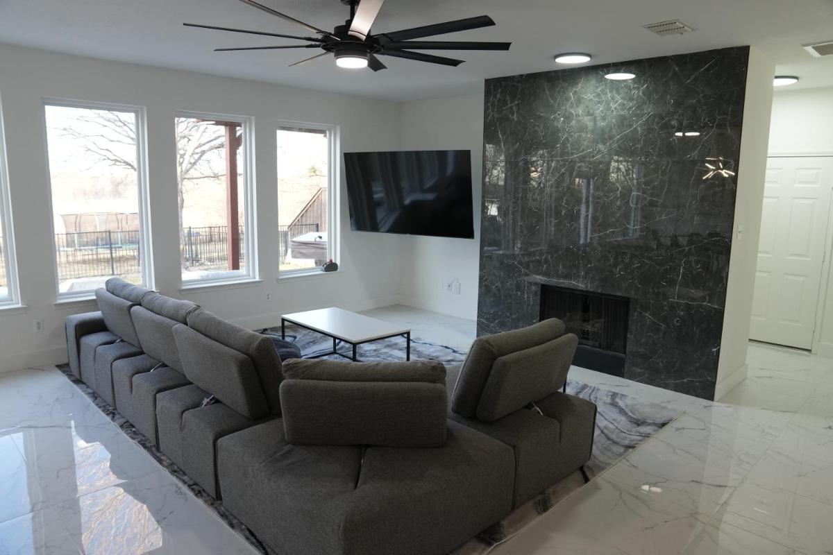 Suitetrails - Lakefront with Hot Tub - Fully Modern 4BR House