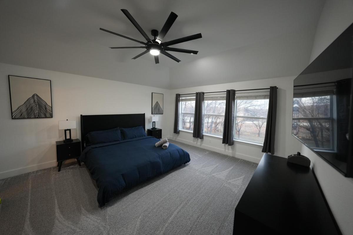 Suitetrails - Lakefront with Hot Tub - Fully Modern 4BR House