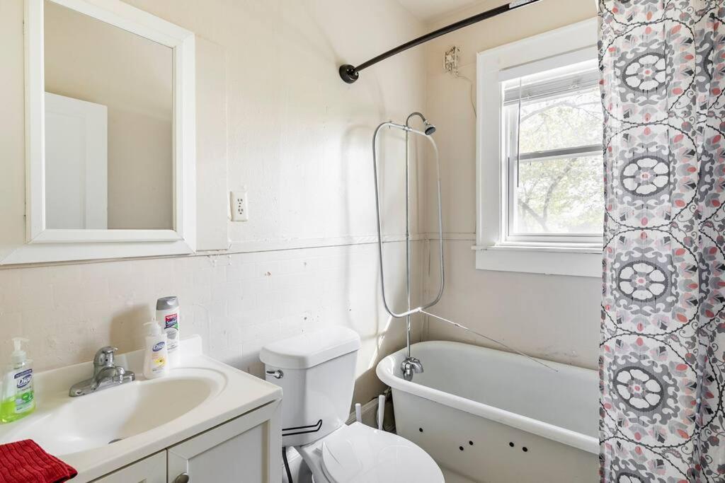 Vintage & Comfy Oasis in a Historic District ~ Pkg - Housity