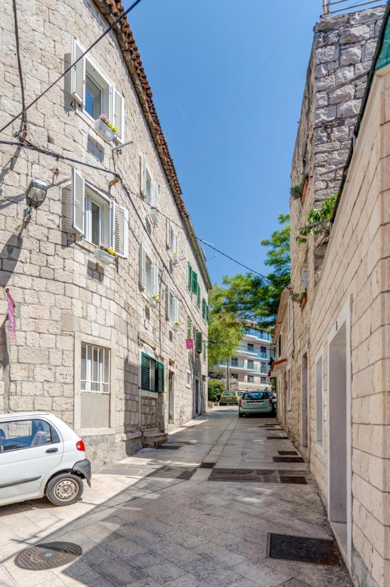 Under Constructiion - Housity