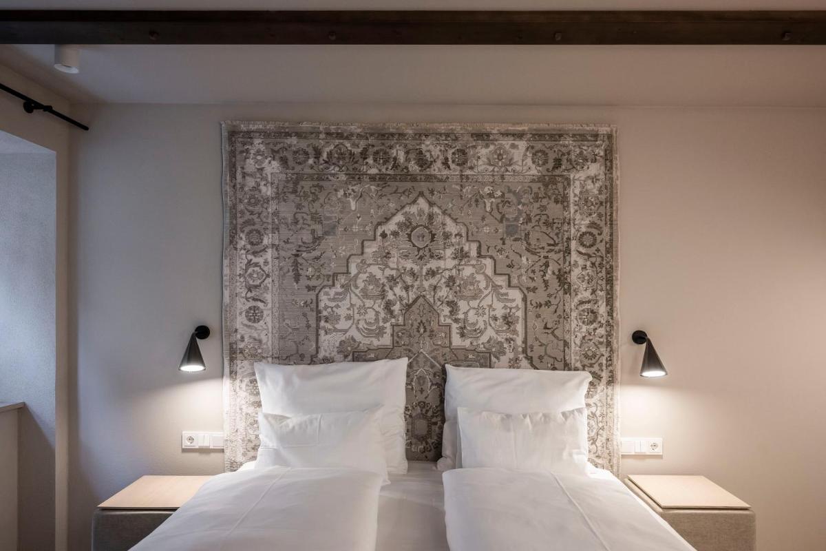 Ein Bett oder Betten in einem Zimmer der Unterkunft HOTEL & SPA Goldene Rose