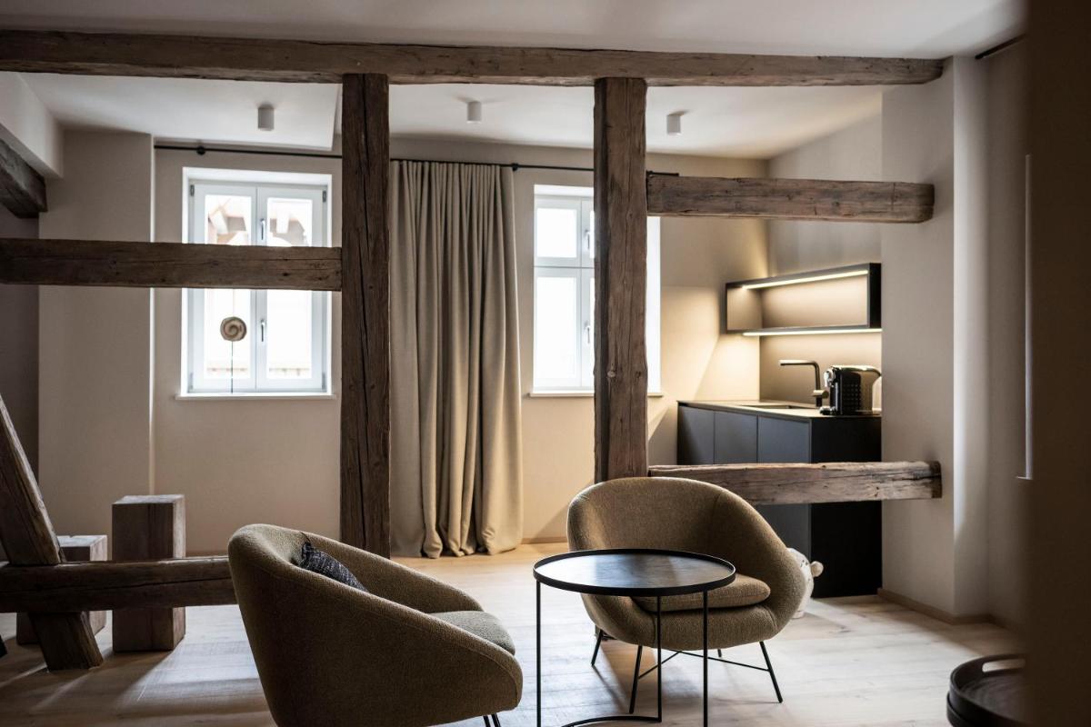 Ein Sitzbereich in der Unterkunft HOTEL & SPA Goldene Rose