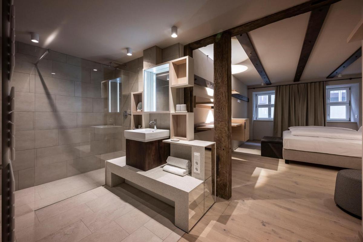 Ein Bett oder Betten in einem Zimmer der Unterkunft HOTEL & SPA Goldene Rose