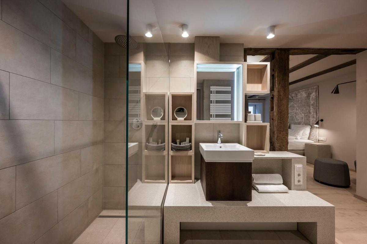 ein Badezimmer mit Waschbecken und Dusche in der Unterkunft HOTEL & SPA Goldene Rose in Dinkelsbühl ein Badezimmer mit Waschbecken und Dusche in der Unterkunft HOTEL & SPA Goldene Rose in Dinkelsbühl