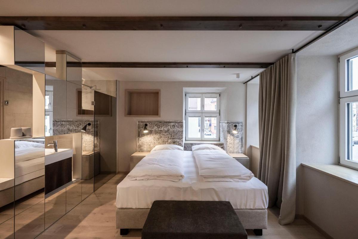 Ein Bett oder Betten in einem Zimmer der Unterkunft HOTEL & SPA Goldene Rose