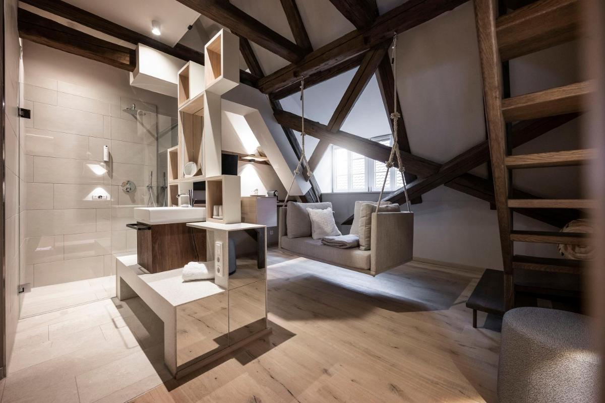 ein Loft-Badezimmer mit einer Leiter und einem Waschbecken in der Unterkunft HOTEL & SPA Goldene Rose in Dinkelsbühl + 37 Fotos
