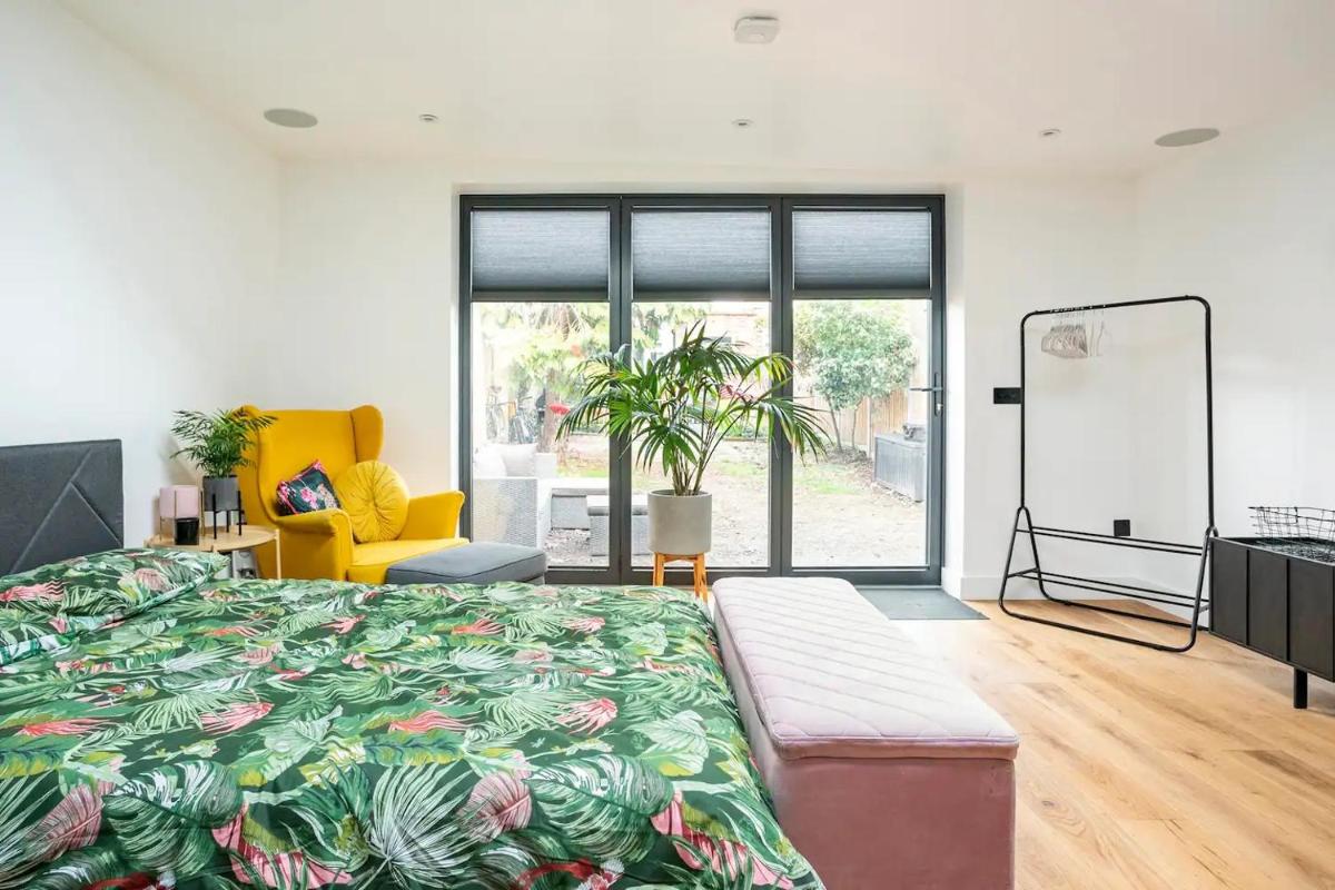 Modern Studio with parking in private garden - Housity