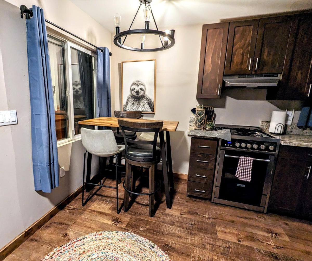 The Luminous Lodge-Remodeled Cabin W/ Valley Views - Housity