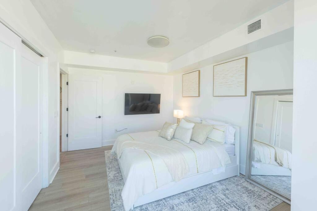 Gorgeous Upscale Condo w/ Direct Views of Capitol Building and Nat’l Monument! - Housity