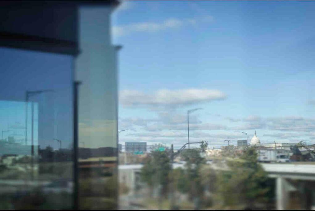 Gorgeous Upscale Condo w/ Direct Views of Capitol Building and Nat’l Monument! - Housity