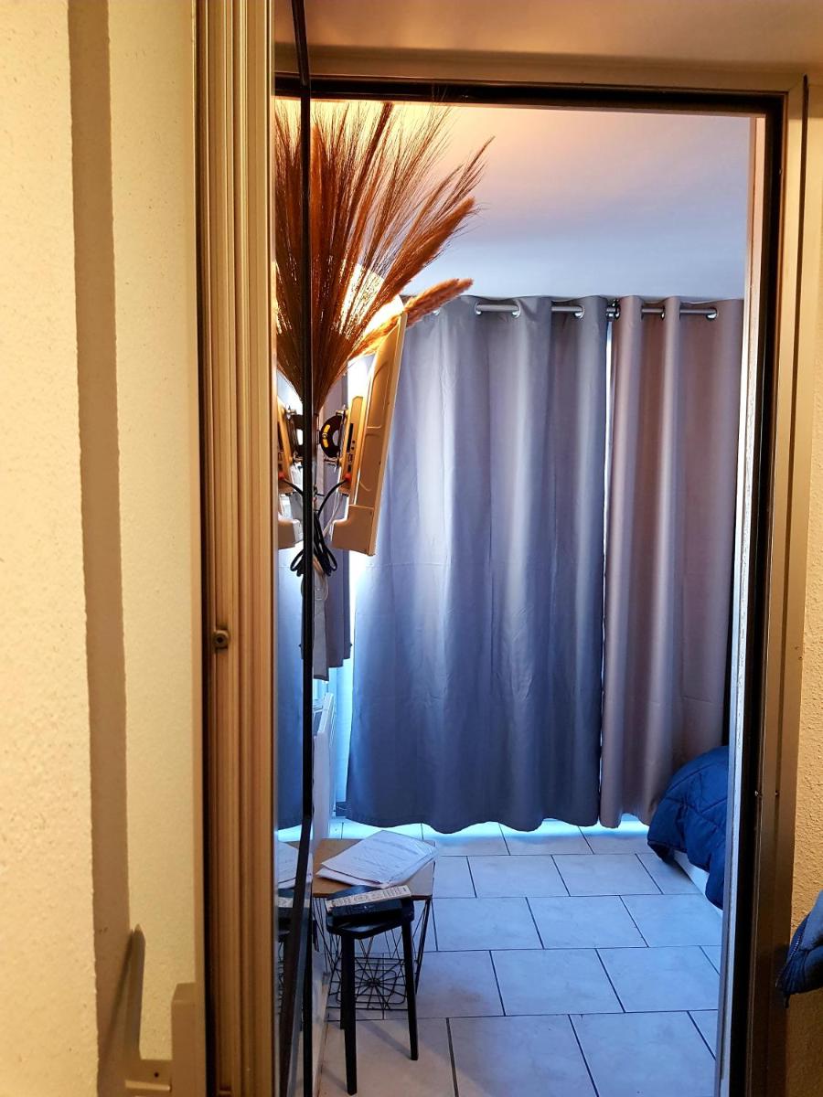 Studio climatisé classe 2 dans marina proche mer et etang - lit wifi fibre et parking privé - Housity