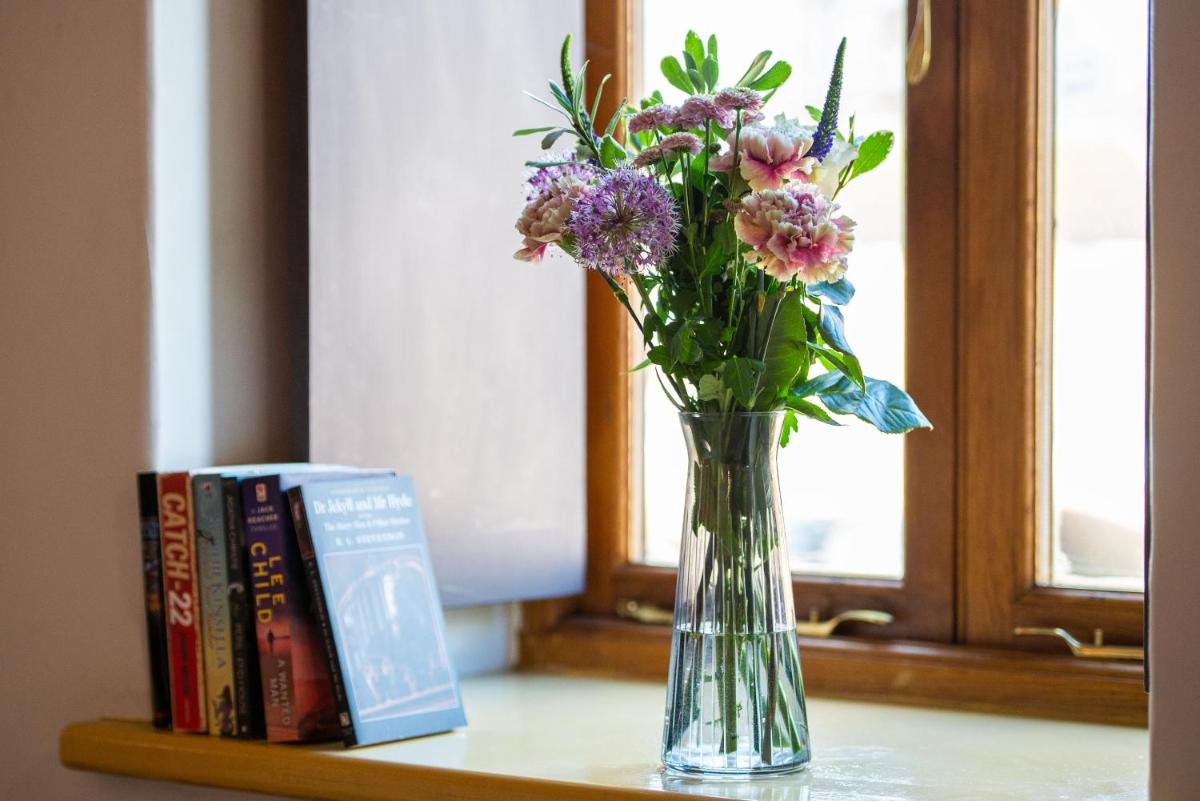 Central Studio Suite - Modern Stay with Free WiFi - Housity
