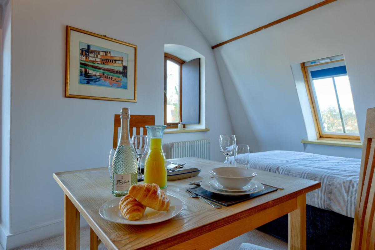 Central Studio Suite - Modern Stay with Free WiFi - Housity
